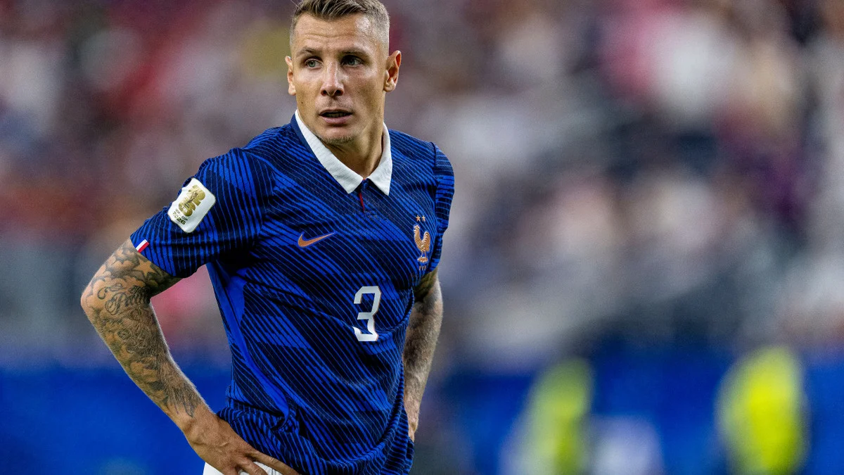 Lucas Digne prend déjà un coup de pression sur son transfert au PSG : «S’il fait ça, il n’a pas fini de cirer le banc»