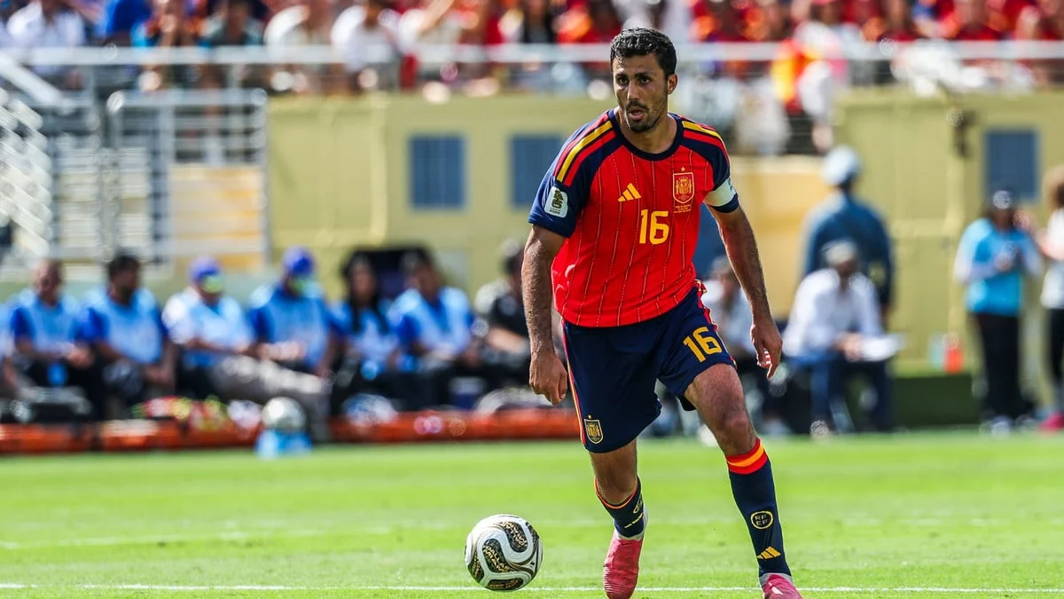 «C’est un grand oui, à la place de tout le monde» : L'After Foot se met à rêver d'un transfert de Rodri au PSG !