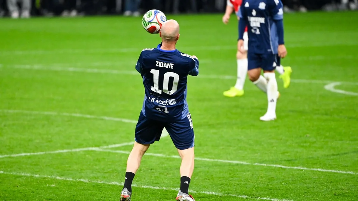 «Il très proche de Zinedine Zidane» : Les critiques de Christophe Dugarry font naître des soupçons chez Didier Deschamps ?