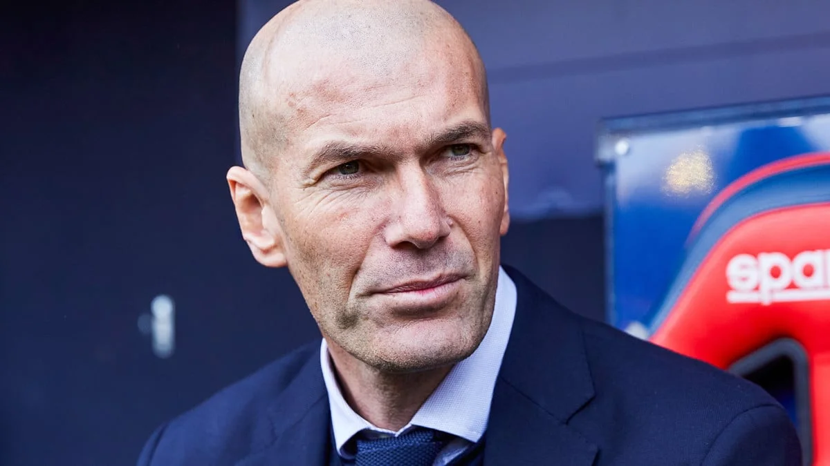 Départ de Didier Deschamps : Zinedine Zidane déjà critiqué en équipe de France ? «Ça fait cinq ans qu’il n’a plus entraîné…»