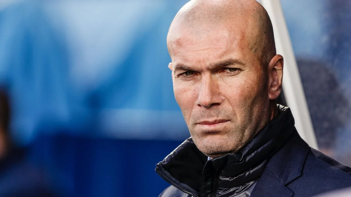 Avant son arrivée en équipe de France, Zinedine Zidane inquiète déjà : «Ce ne sera pas facile avec la pression et les gens au-dessus de lui» 