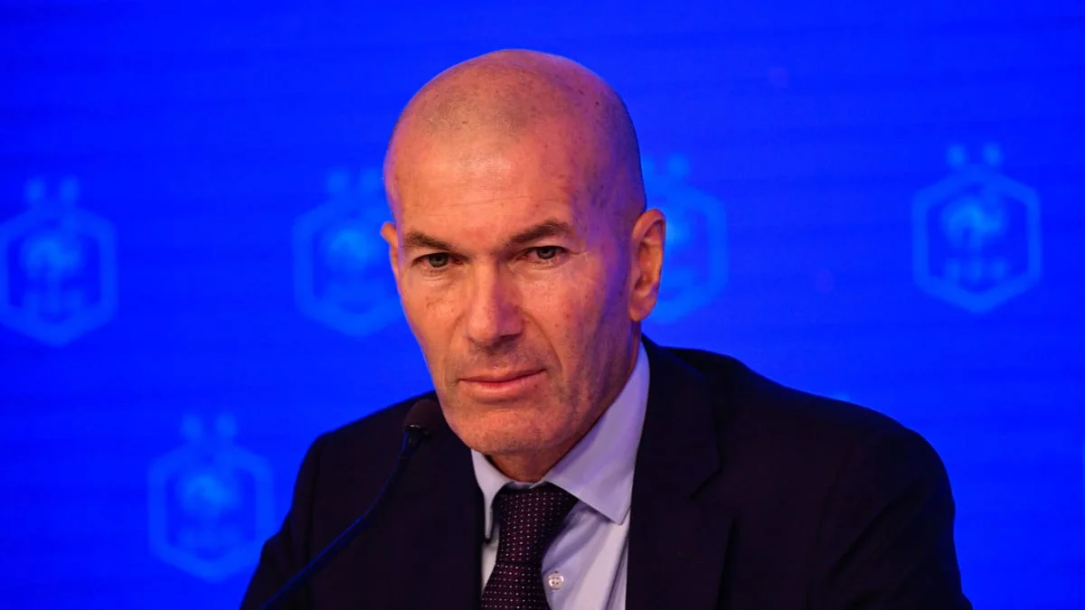 «Ce n'est pas prévu qu'on se parle avec Didier Deschamps» : Zinedine Zidane annonce une passation de pouvoir compliquée en équipe de France ? 