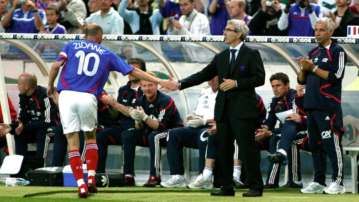 Zinédine Zidane nouveau sélectionneur de l’équipe de France : Raymond Domenech dévoile le premier défi qui l’attend chez les Bleus