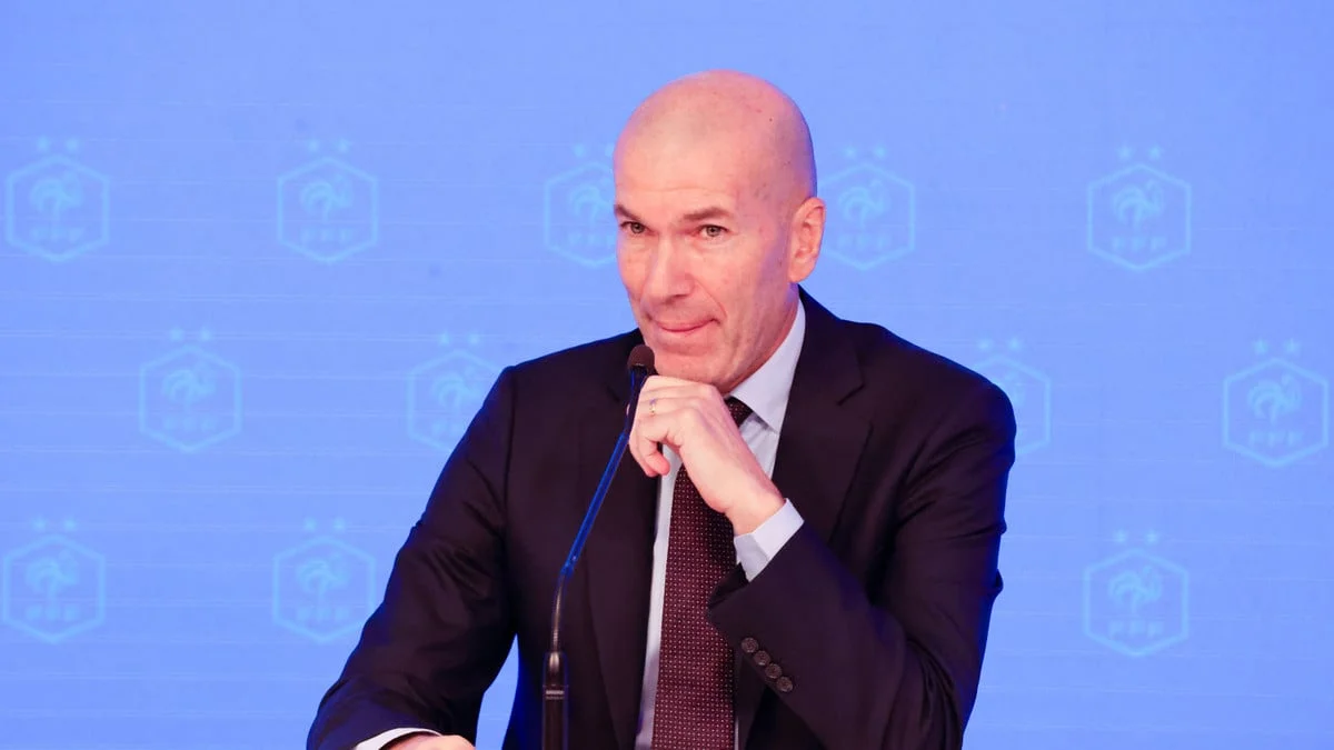 «Je ne comprends pas» : Daniel Riolo dévoile ce qui le gêne derrière le retour de Zinédine Zidane en équipe de France
