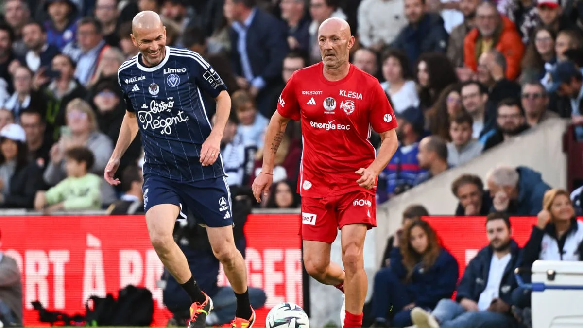 «C'est quelque chose de méconnu» : Voilà pourquoi Zinedine Zidane est prêt à contourner les règles pour recruter Fabien Barthez dans son staff en équipe de France 