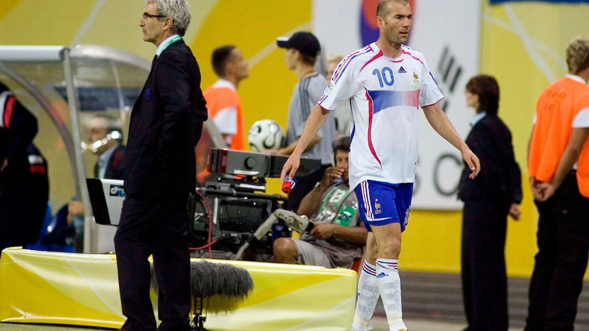 «J’avais bâti l’équipe autour de lui» : Vingt ans plus tard, Raymond Domenech se livre sur sa relation avec Zinédine Zidane