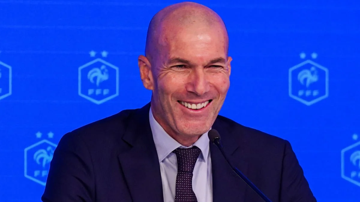 «Je ne vois pas Zinédine écrire un journal intime» : Un ancien partenaire de Zidane annonce la couleur pour ses débuts en équipe de France… avec un tacle pour Domenech !
