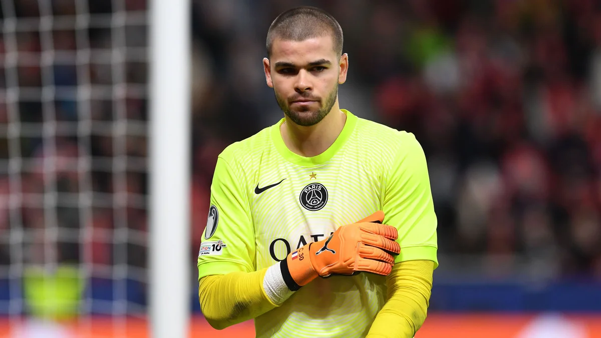 Rester au PSG ou partir dans ce mercato estival ? L’IA donne la solution à Lucas Chevalier pour relancer sa carrière !