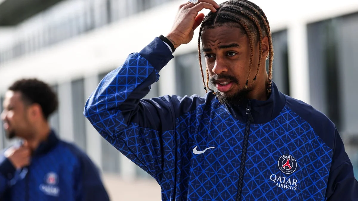 Transfert au PSG : Annoncé sur le départ, Bradley Barcola surprend des fans à Paris (la vidéo est devenue virale) 