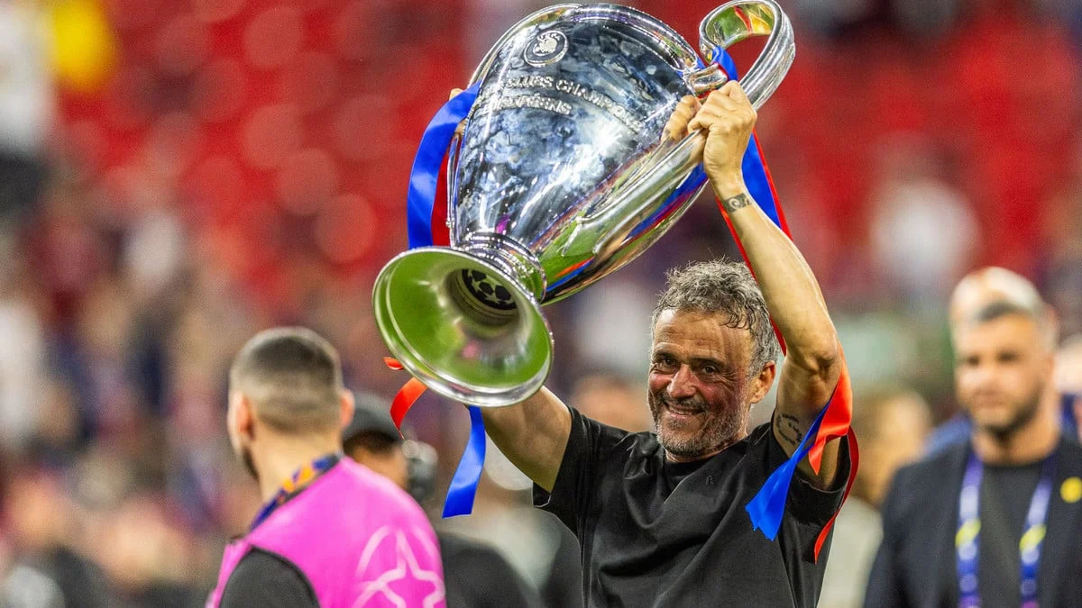 Akliouche, Suzuki, Godts : Le PSG dégaine des offres dans tous les sens et prépare un mercato à plus de 200M€ pour satisfaire Luis Enrique