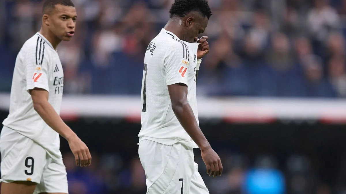 «Mbappé est sans aucun doute un problème pour lui» : Vinicius Jr bientôt sacrifié par le Real Madrid ? 