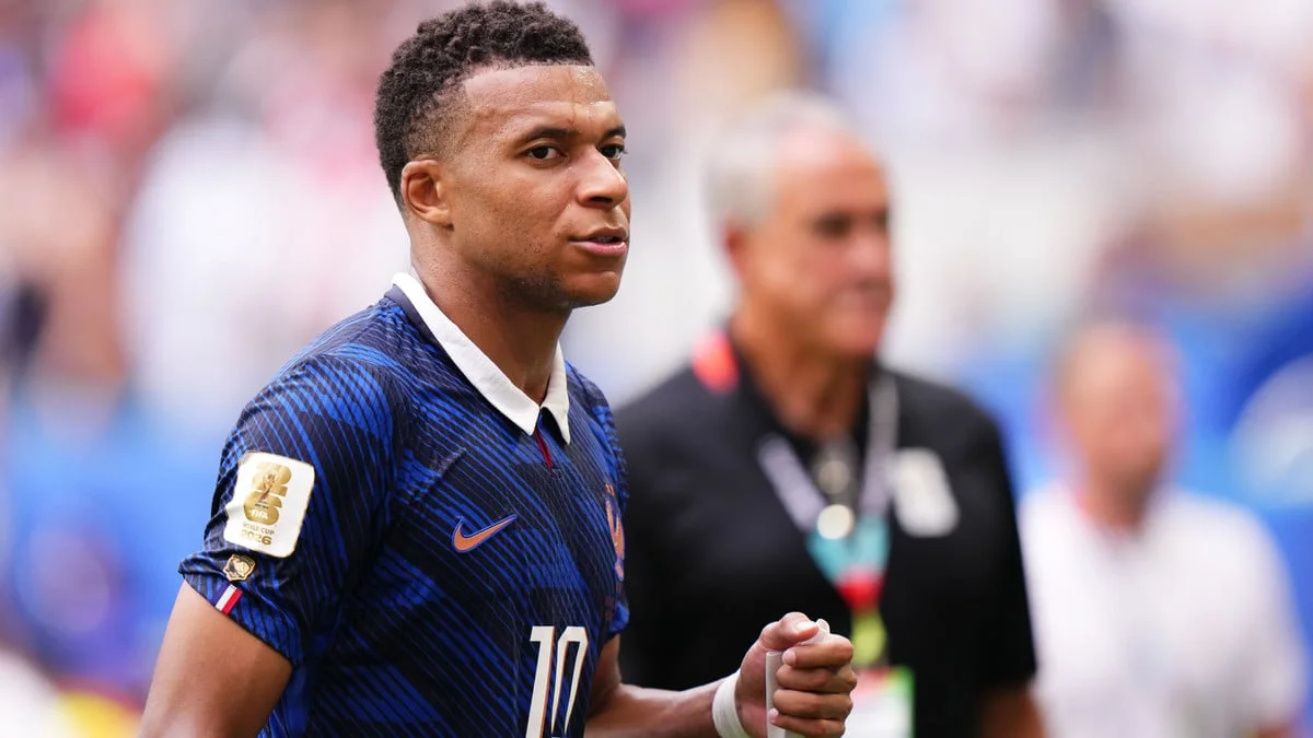 Kylian Mbappé et Ester Expósito : La presse étrangère fait de nouvelles révélations sur leurs vacances en amoureux