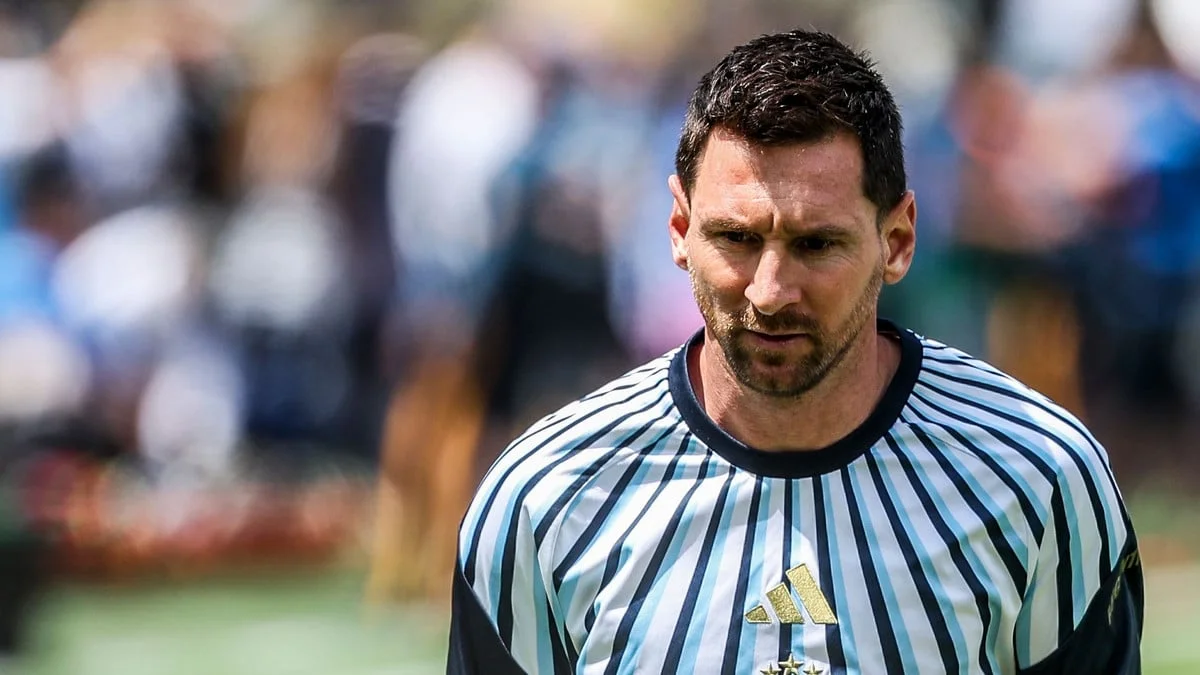 Humilié par un dribble de Lionel Messi en plein match, un joueur d’Arsenal a changé de coiffure pour passer incognito !