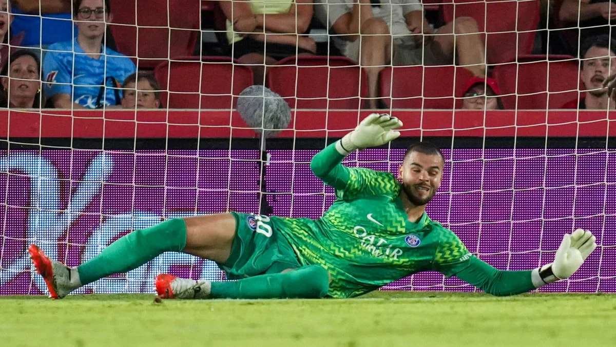 Lucas Chevalier laissé de côté : Le PSG justifie un choix qui fait parler en plein mercato