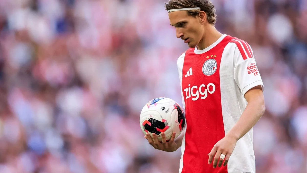 Mika Godts sorti du 11 de départ de l'Ajax Amsterdam à cause de son transfert imminent vers le PSG ? Son agent répond cash !