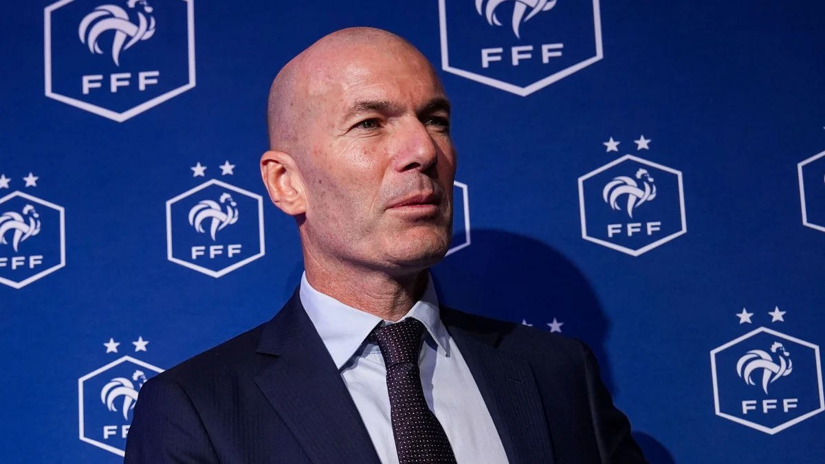 Quand Didier Deschamps est devenu sélectionneur de l'équipe de France, Zinedine Zidane s'imaginait déjà prendre sa place un jour... la sortie lâchée par le Ballon d'Or 98 il y a 14 ans !