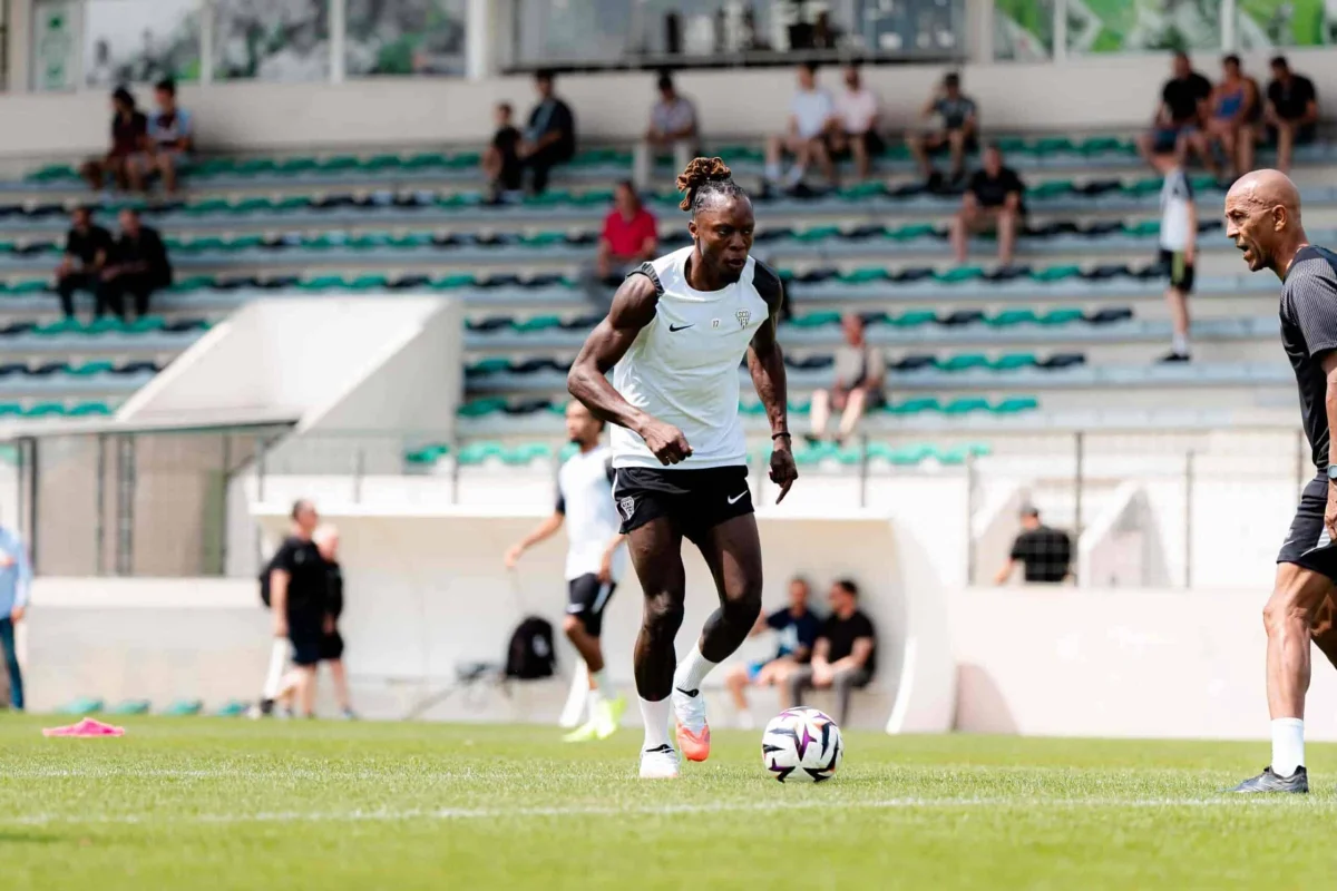 Angers gagne encore grâce à Usman Simbakoli… ancien du LOSC