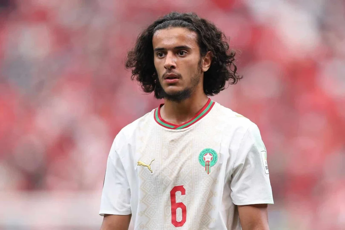 Ayyoub Bouaddi (LOSC) reçoit les félicitations de Gianni Infantino (FIFA)
