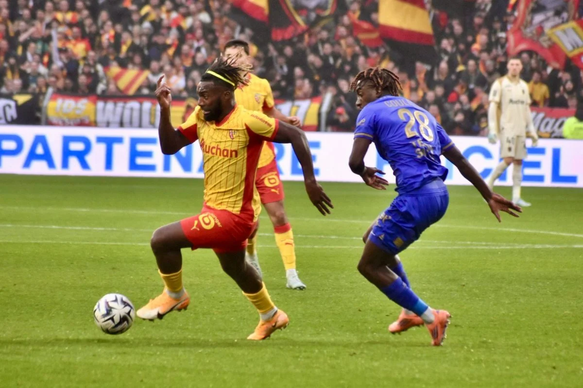 Le RC Lens doit-il à tout prix chercher à retenir Allan Saint-Maximin ? Les réponses