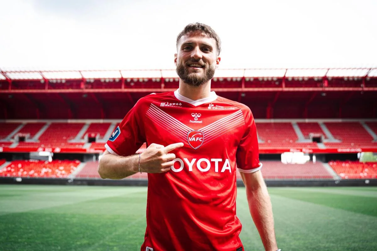 Formé au RC Lens, passé par la R1, cet attaquant signe un contrat pro avec Valenciennes à 24 ans