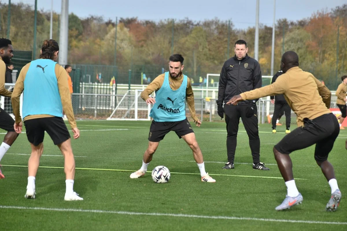 Adrien Thomasson sur le départ du RC Lens ? Pierre Sage n’en est pas convaincu