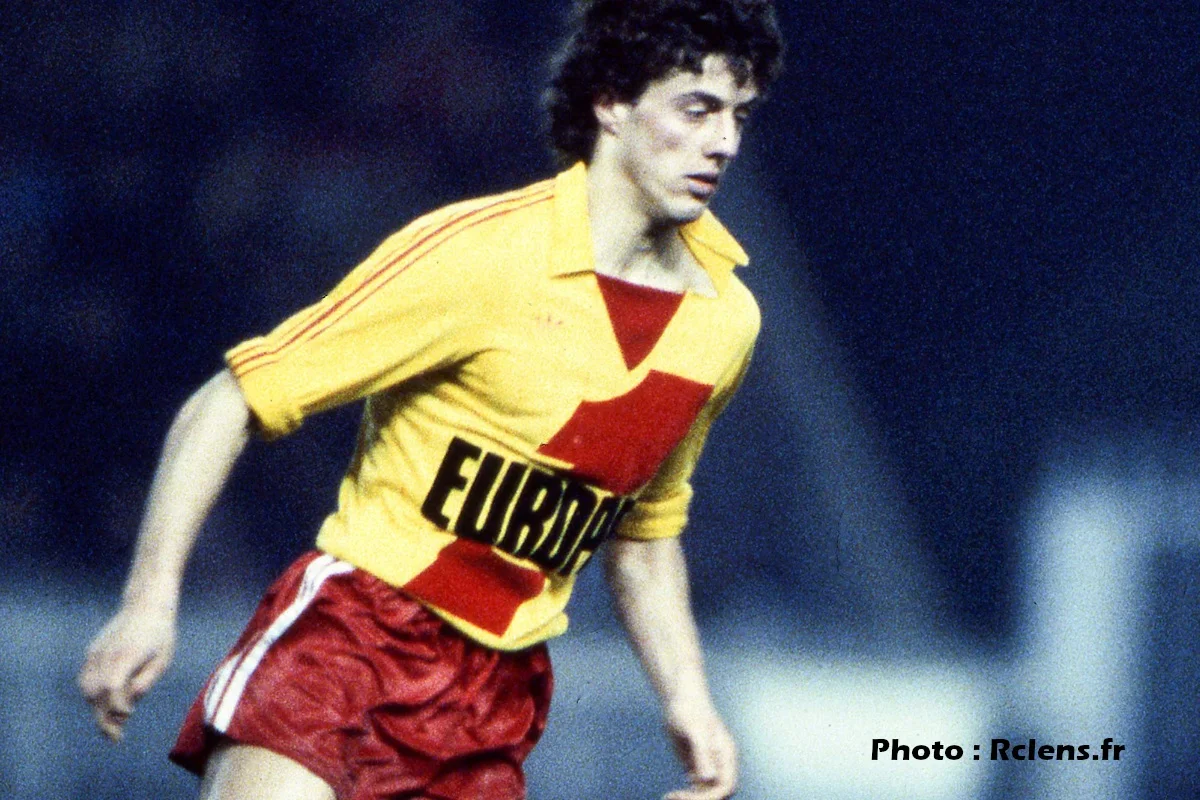 [Vidéo] Philippe Vercruysse, la classe à l’état pur du n°10 des années 80-90 pour donner le coup d’envoi de RC Lens-PSG