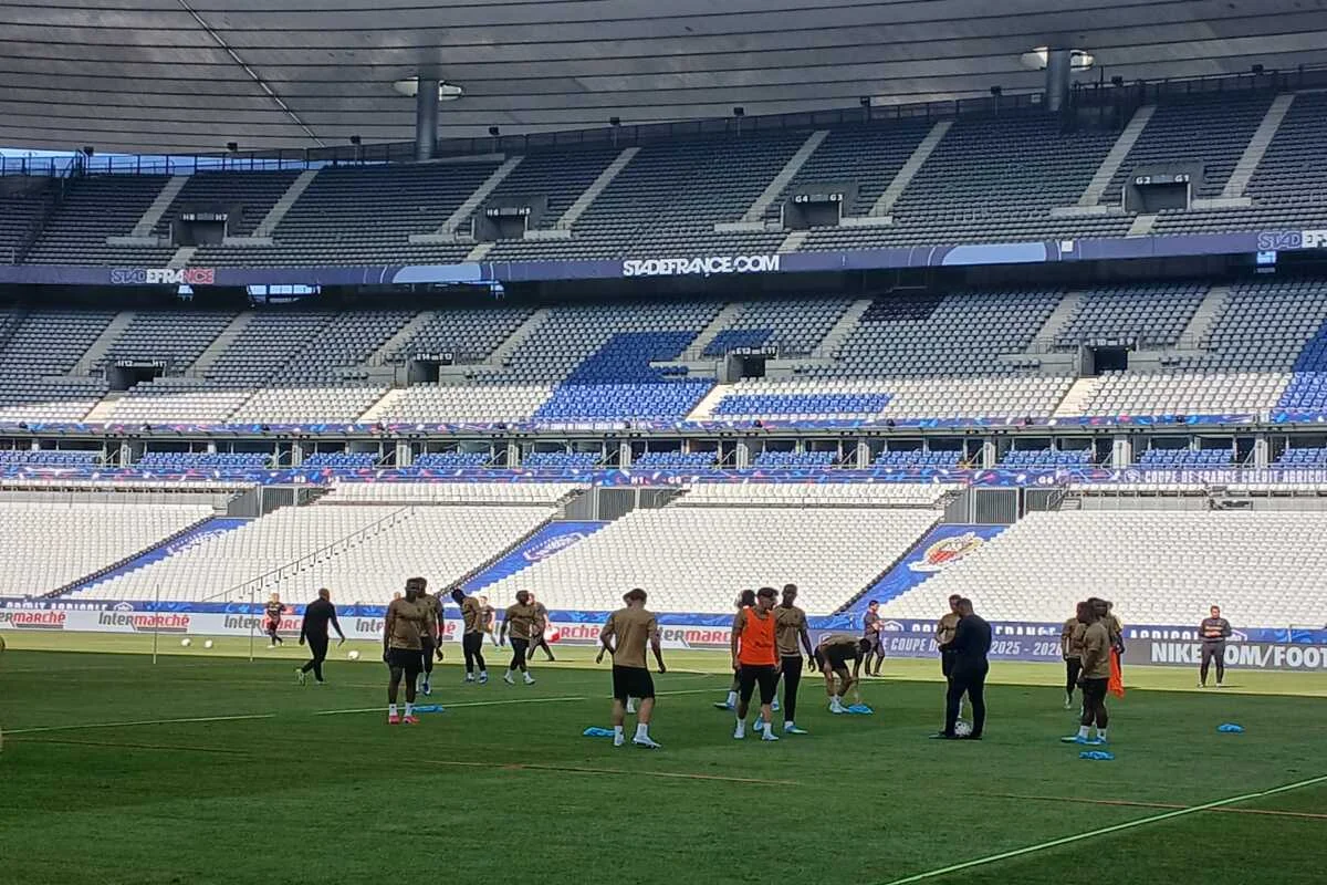 Le RC Lens à l’entraînement pour s’imprégner du Stade de France à J-1 de la finale