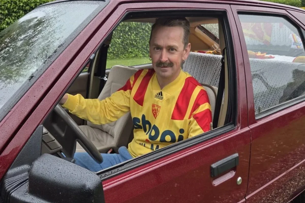 Un supporter du RC Lens rejoint la finale de la Coupe de France en Citroën BX de collection