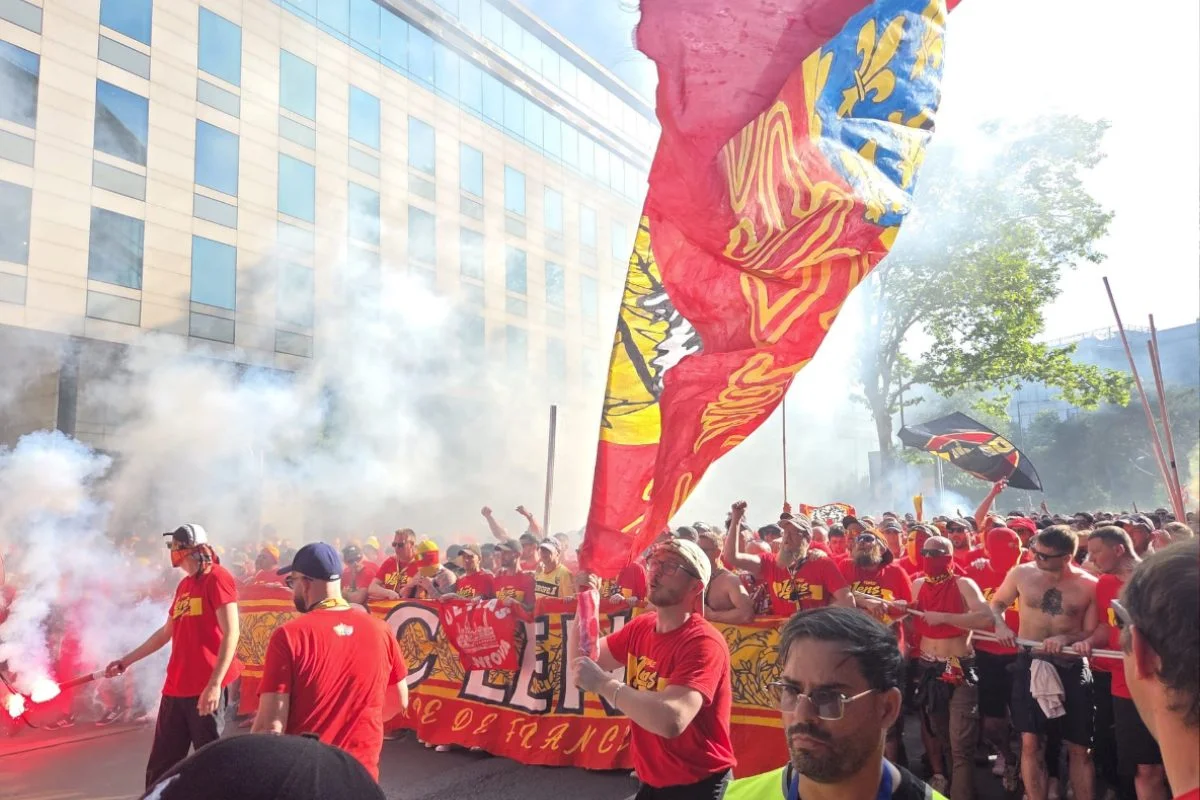 [En images] Gare du Nord, fanzone, cortège… Les Sang et Or ont envahi Paris et Saint-Denis !