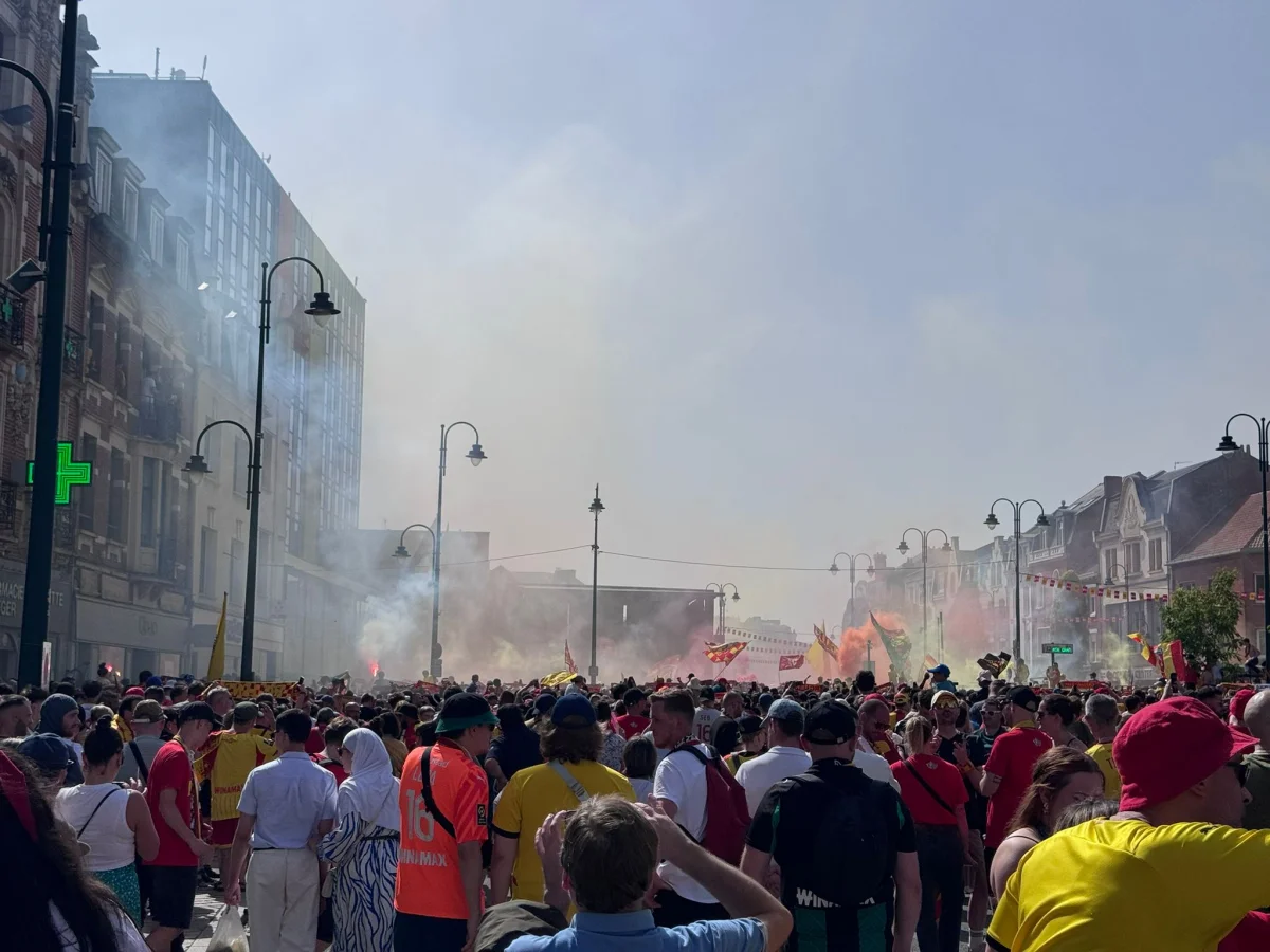 Les joueurs du RC Lens sur le podium du parvis de l’Hôtel de Ville