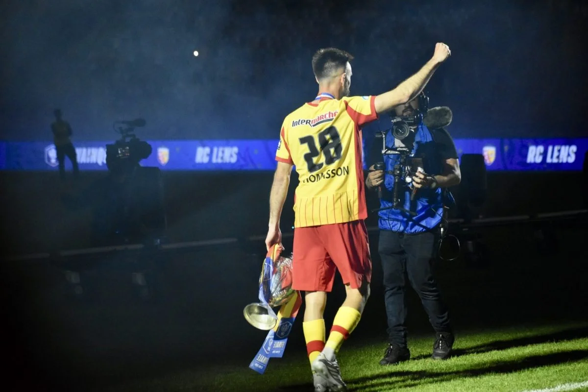 « À jamais le premier capitaine lensois ayant soulevé la Coupe de France », le RC Lens rend hommage à Adrien Thomasson
