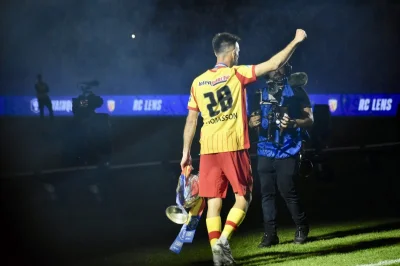 « À jamais le premier capitaine lensois ayant soulevé la Coupe de France », le RC Lens rend hommage à Adrien Thomasson