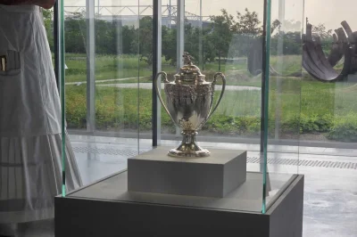 «C’est la vraie de vraie», la Coupe de France exposée au Louvre Lens