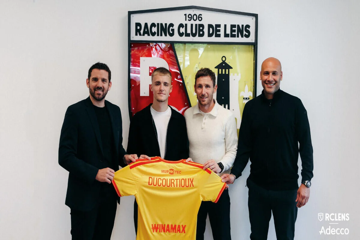 Ilan Ducourtioux signe son premier contrat professionnel avec le RC Lens