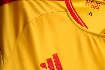 Le maillot extérieur du RC Lens révélé ce samedi sur les terrils de Loos-en-Gohelle