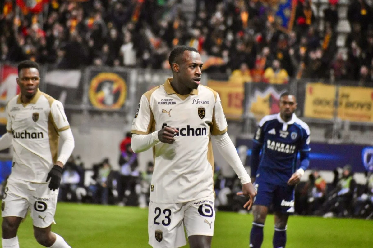 « Heureux de poursuivre l’histoire avec le maillot Sang et or », Saud Abdulhamid savoure sa signature définitive au RC Lens