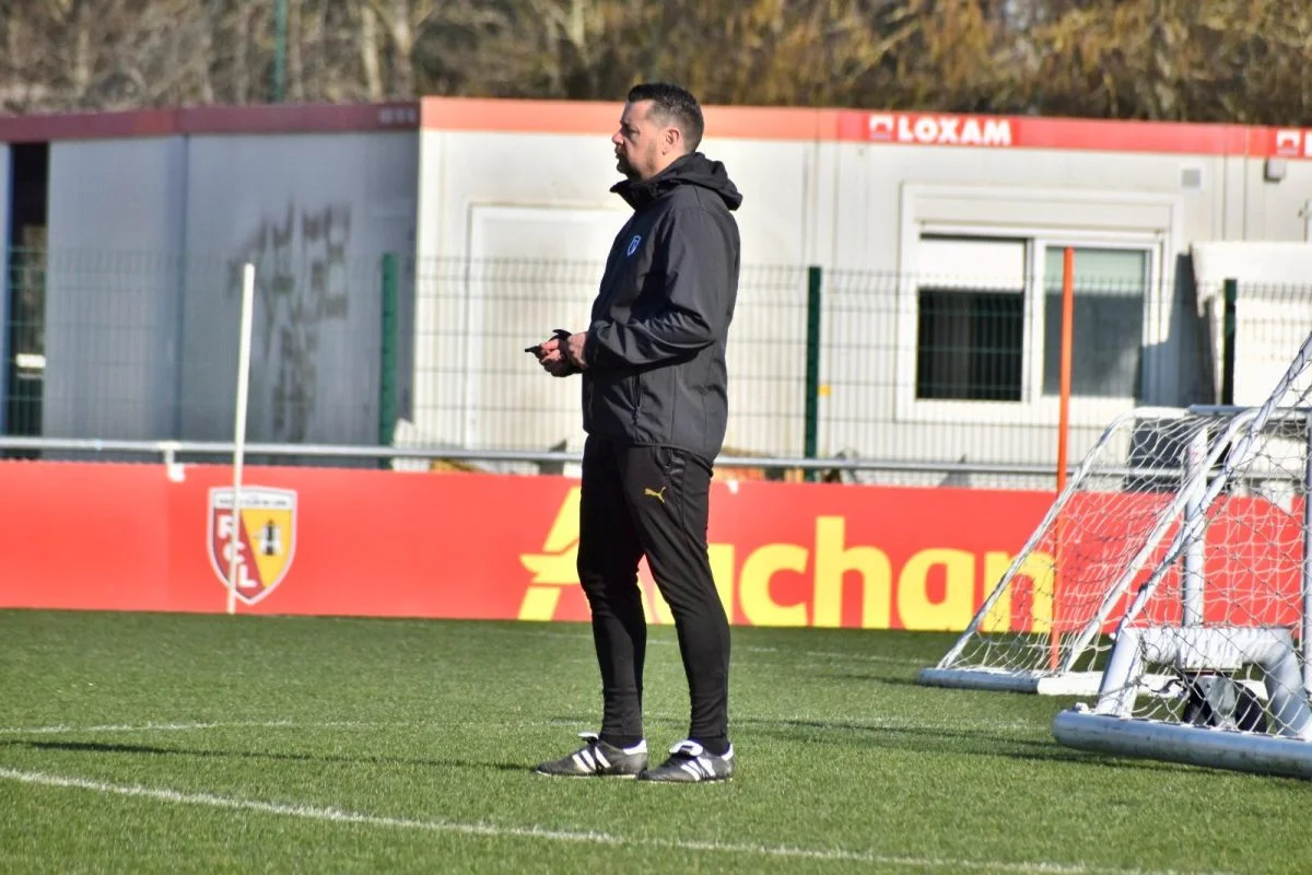 De quel type de profil le RC Lens a-t-il besoin pour succéder à Pierre Sage ?