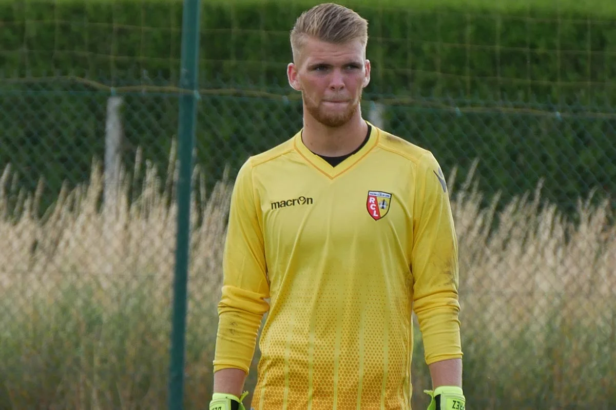 Un vidéaste nous fait vivre le quotidien fou de Didier Desprez, gardien formé au RC Lens parti jouer aux Iles Fidji !