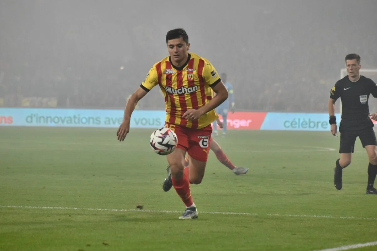 [Vidéo] L’ex-Lensois Abdukodir Khusanov percute et blesse un caméraman après un tacle sur un Colombien