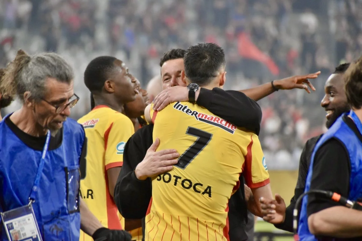 « Comprendre comment vit et parfois vacille un club de haut niveau » : Charbonneurs, le docu exceptionnel sur le RC Lens, est dispo
