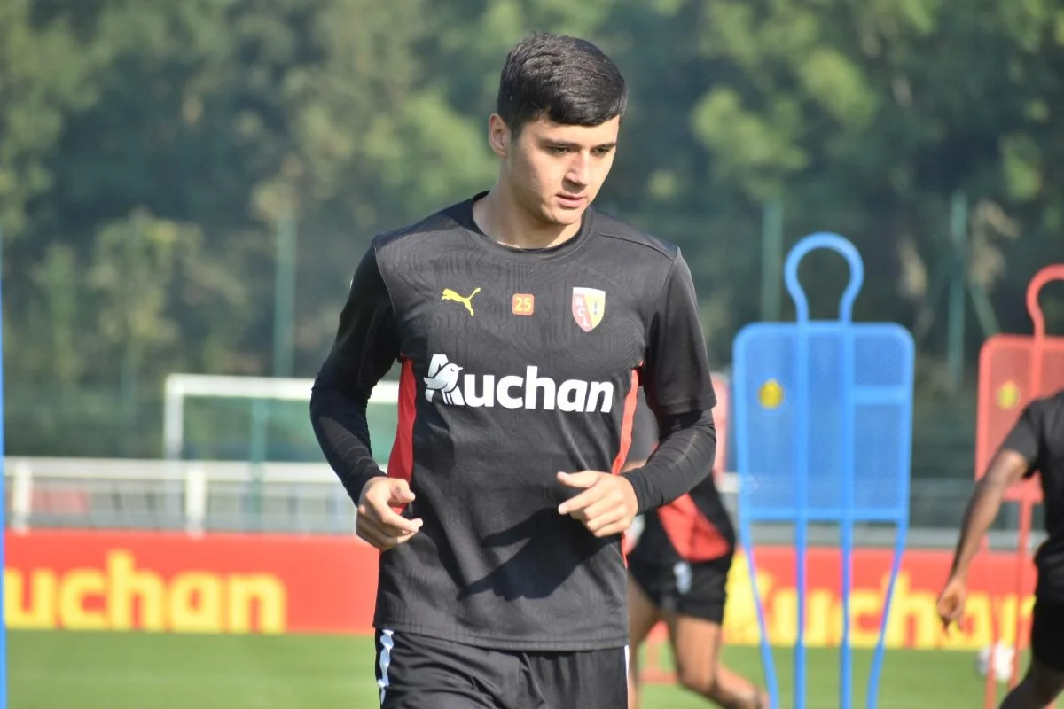 18 mois au RC Lens qui ont « endurci » Abdukodir Khusanov, idole de l’Ouzbékistan
