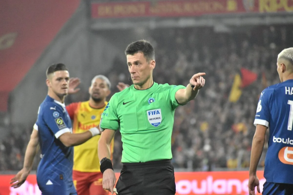 Après Stéphanie Frappart, un autre arbitre de renom raccroche le sifflet