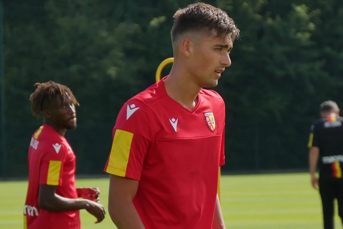 Formé au RC Lens, il signe en Arménie pour goûter aux joutes européennes