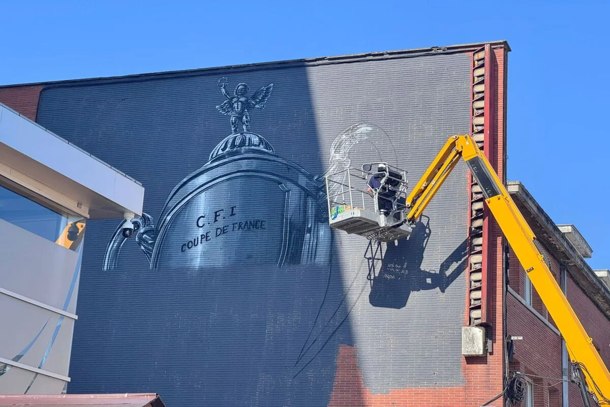 La fresque de la Coupe de France prend forme à Lens, l’artiste Bertrand Parse est déjà à l’œuvre