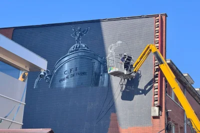 La fresque de la Coupe de France prend forme à Lens, l’artiste Bertrand Parse est déjà à l’œuvre