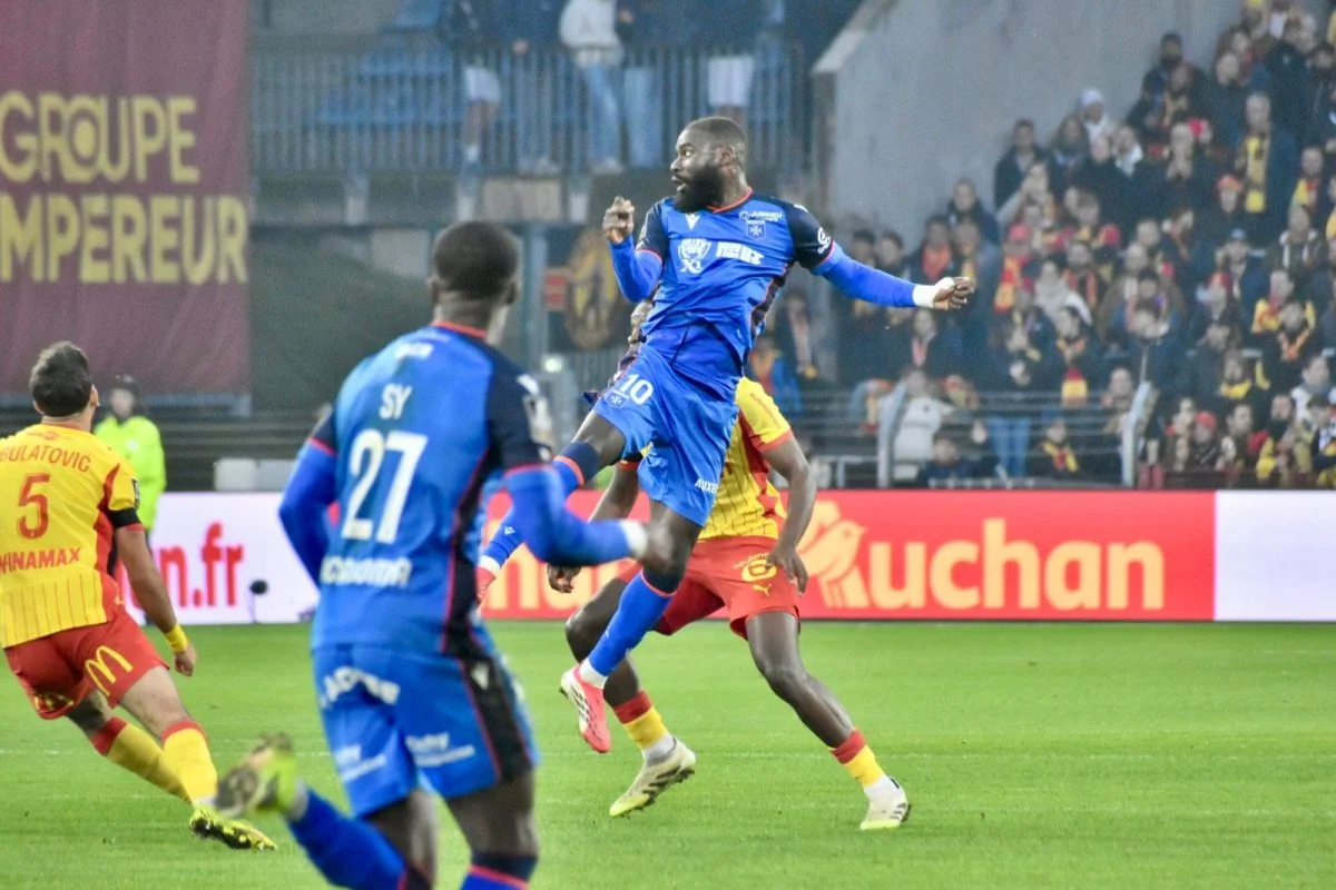Un an après son transfert avorté au RC Lens, Lassine Sinayoko se brouille avec l’AJ Auxerre