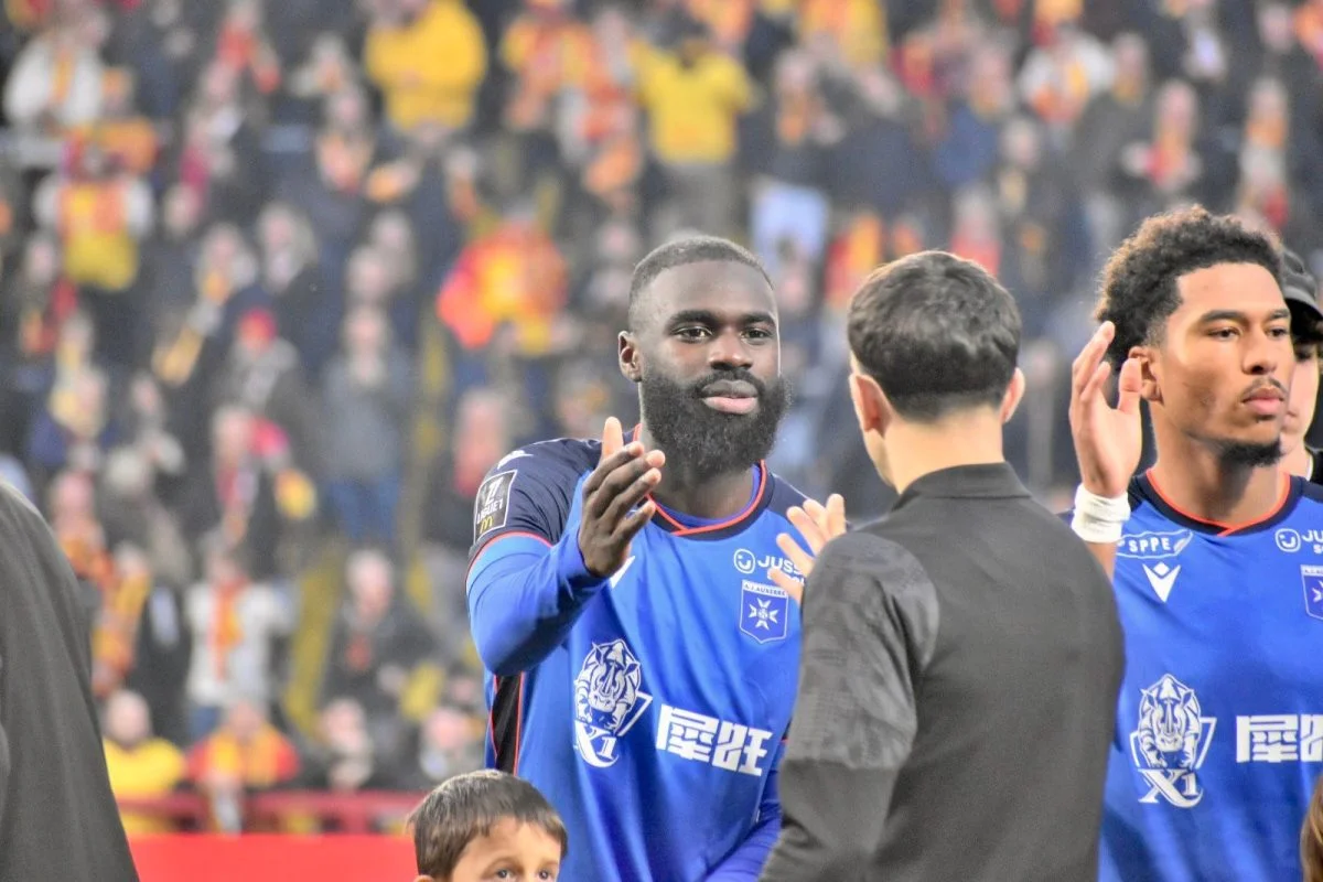 Longtemps convoité par Lens, Lassine Sinayoko quitte Auxerre pour le Paris FC