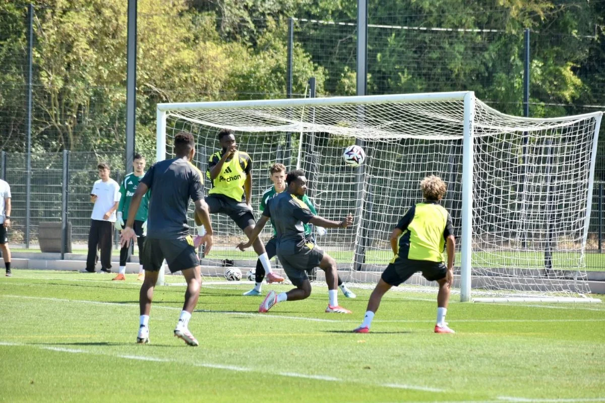 Le 3-4-3 du RC Lens doit-il être considéré comme intouchable en tant que schéma privilégié ? Les réponses