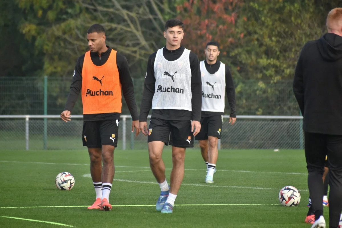 La photo des retrouvailles entre les anciens Lensois Andy Diouf et Abdukodir Khusanov