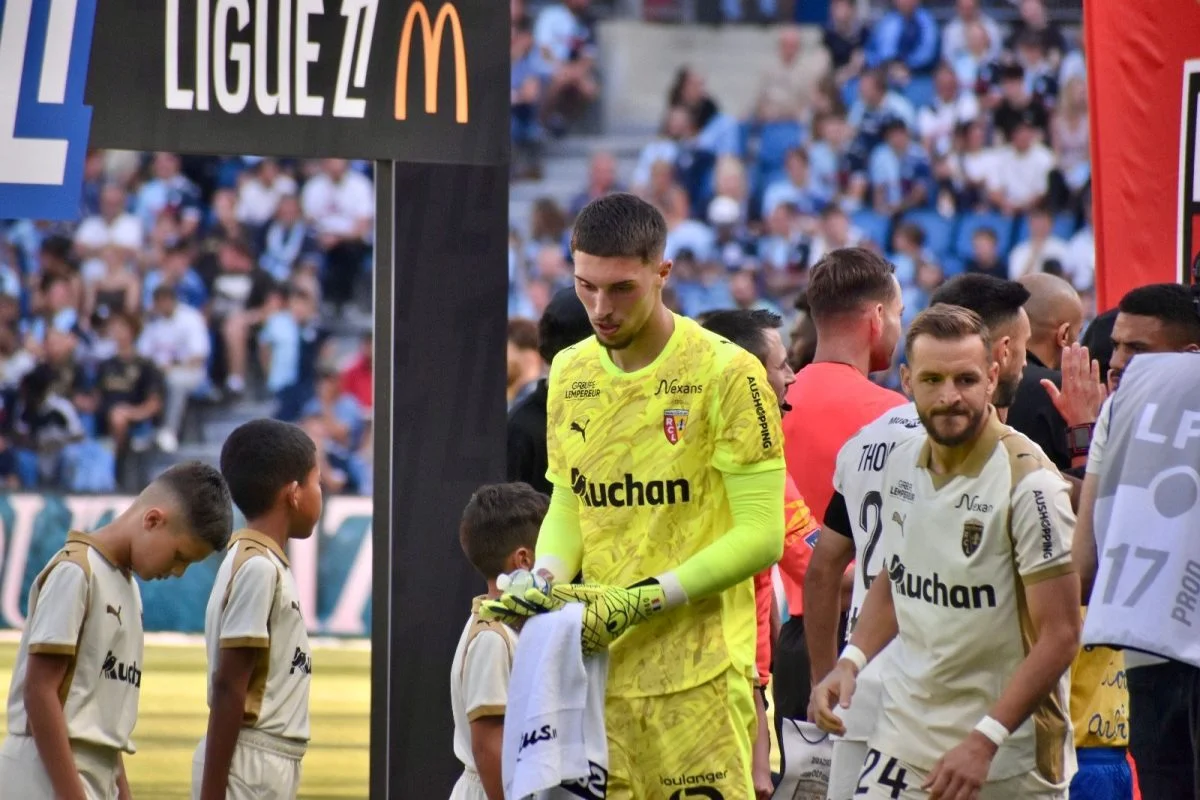 Le Paris Saint-Germain et la Juventus ont pensé à Robin Risser, qui n’est pas pressé de quitter le RC Lens